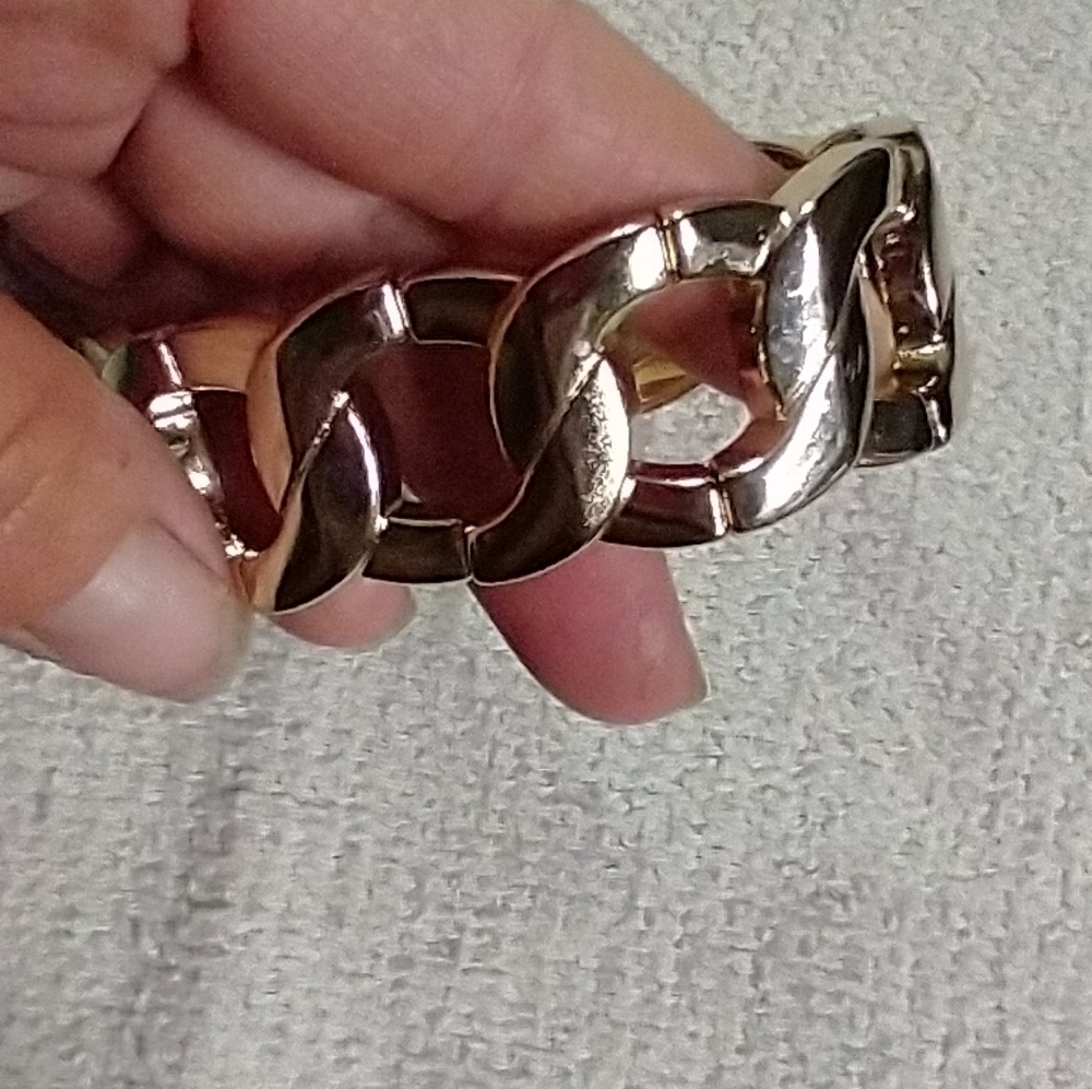 Goldtone large links stretch bracelet